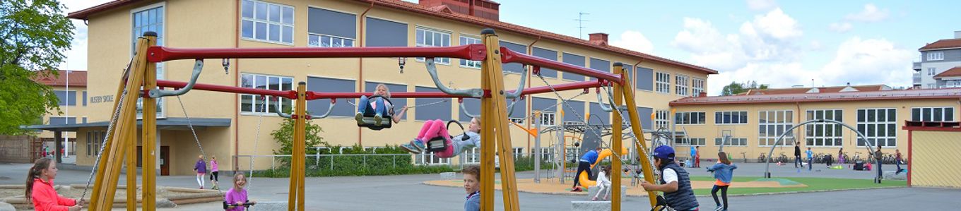 en gruppe mennesker som leker på en lekeplass