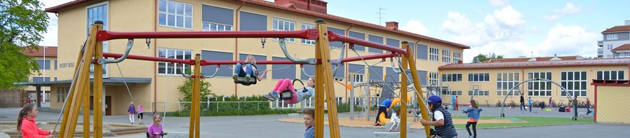 en gruppe mennesker som leker på en lekeplass