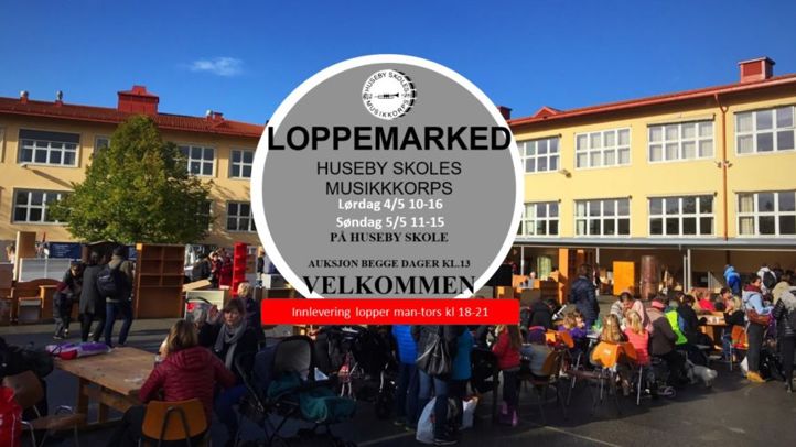 En gruppe mennesker utenfor en bygning