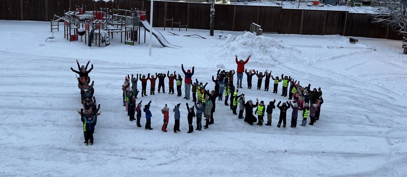 En gruppe mennesker i en skiheis