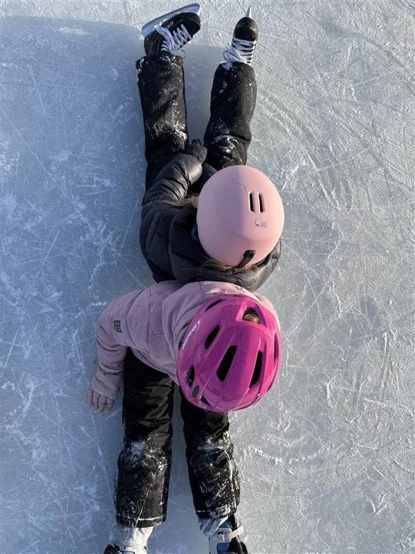en person med hjelm og som holder et snowboard