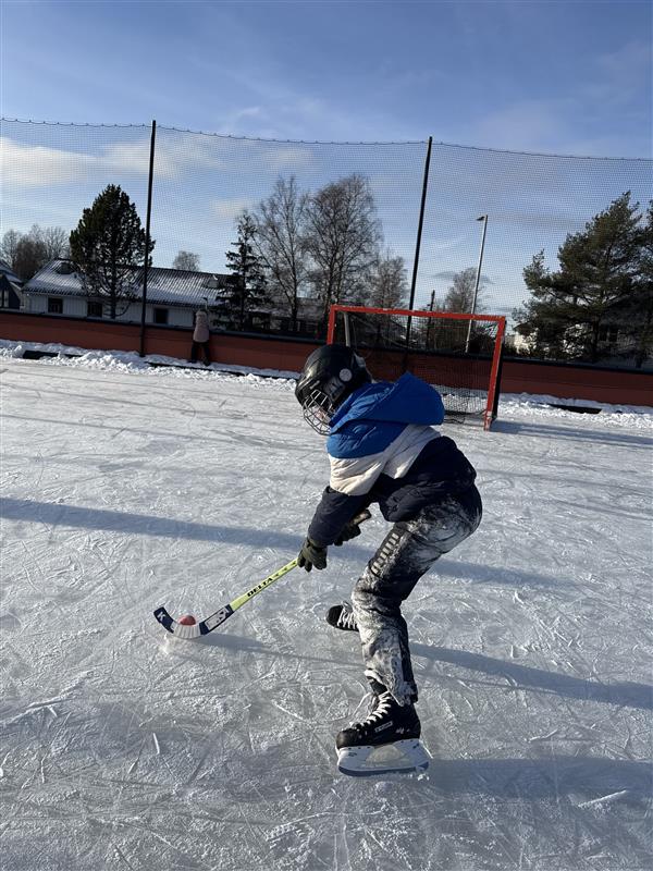 en person som står på ski på snøen