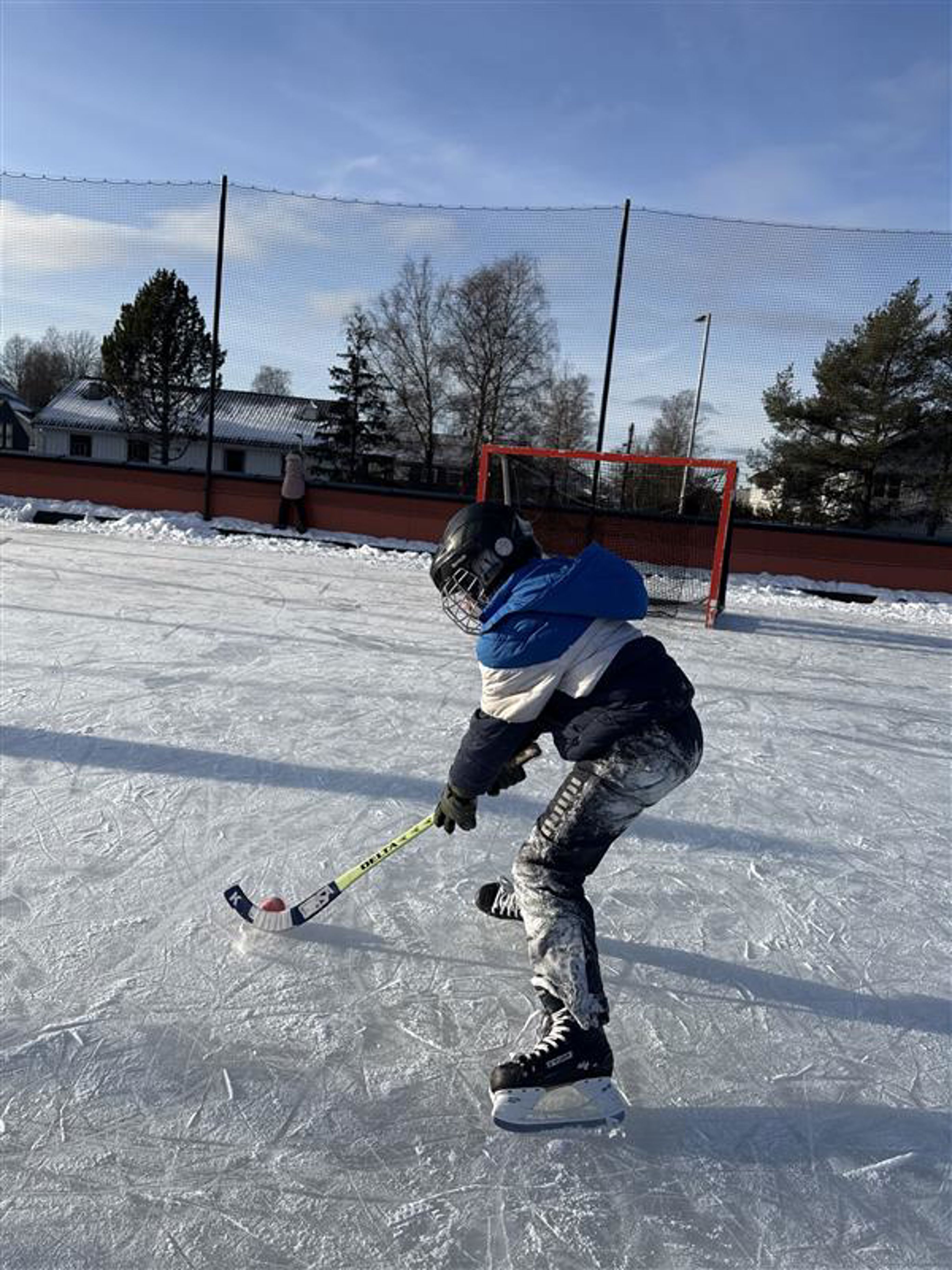 en person som står på ski på snøen en person som står på ski på snøen
