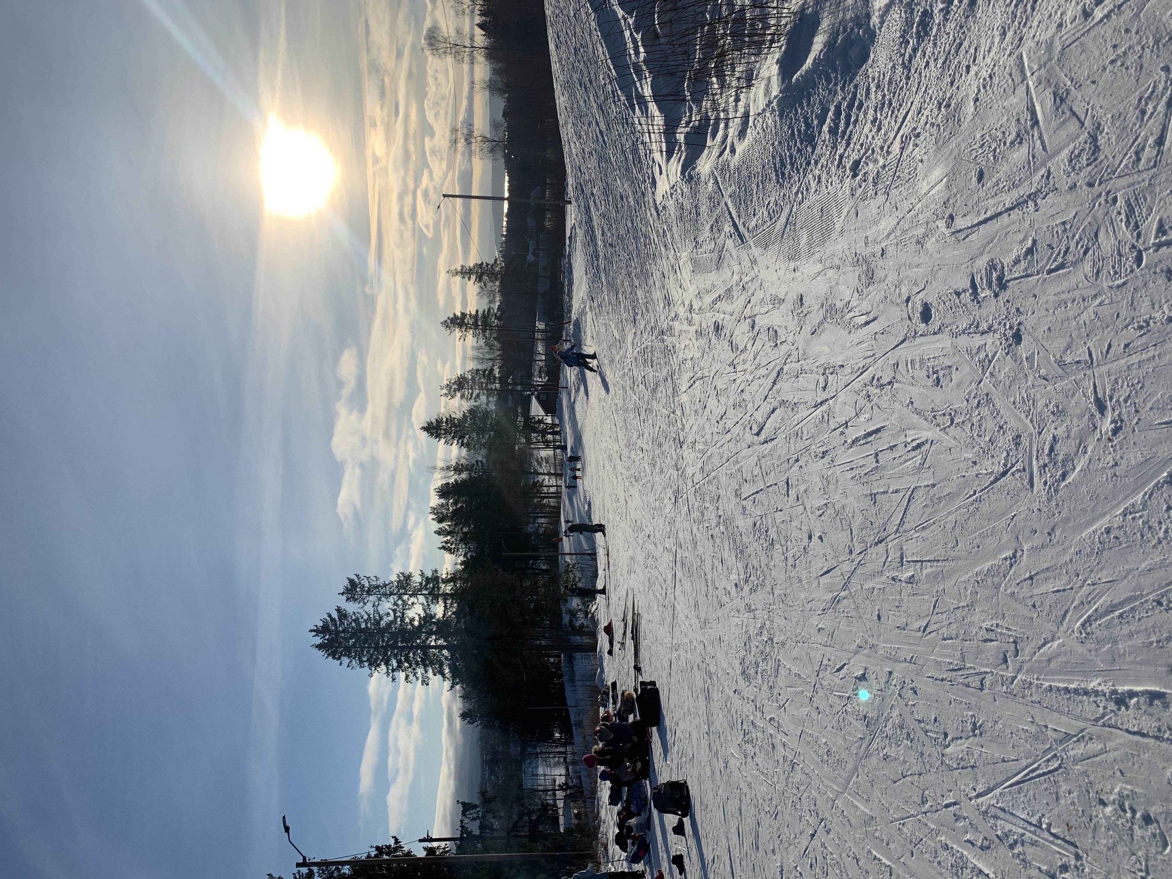 et snødekt landskap med folk som går på en sti