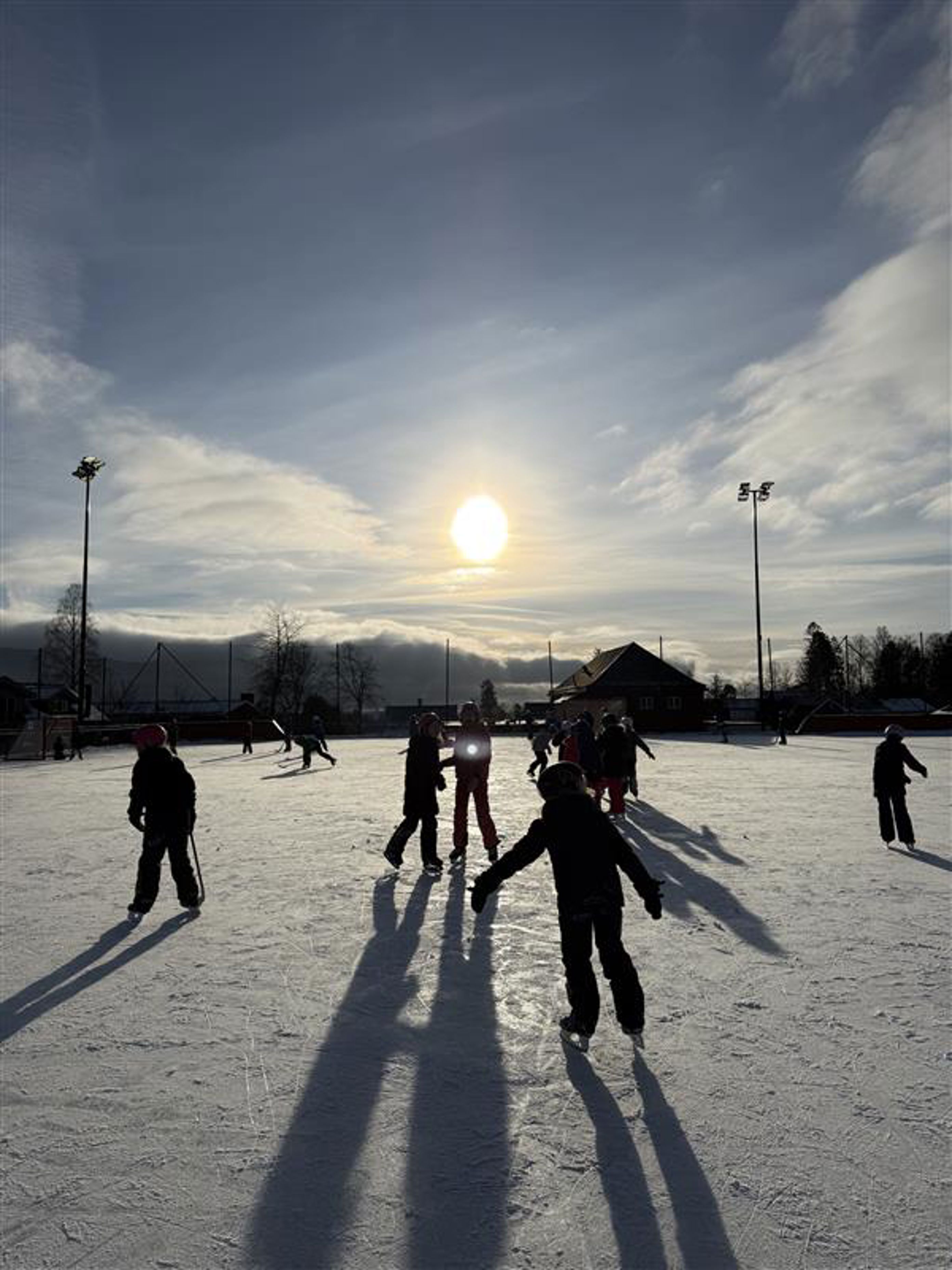 En gruppe mennesker på en snødekt eng En gruppe mennesker på en snødekt eng