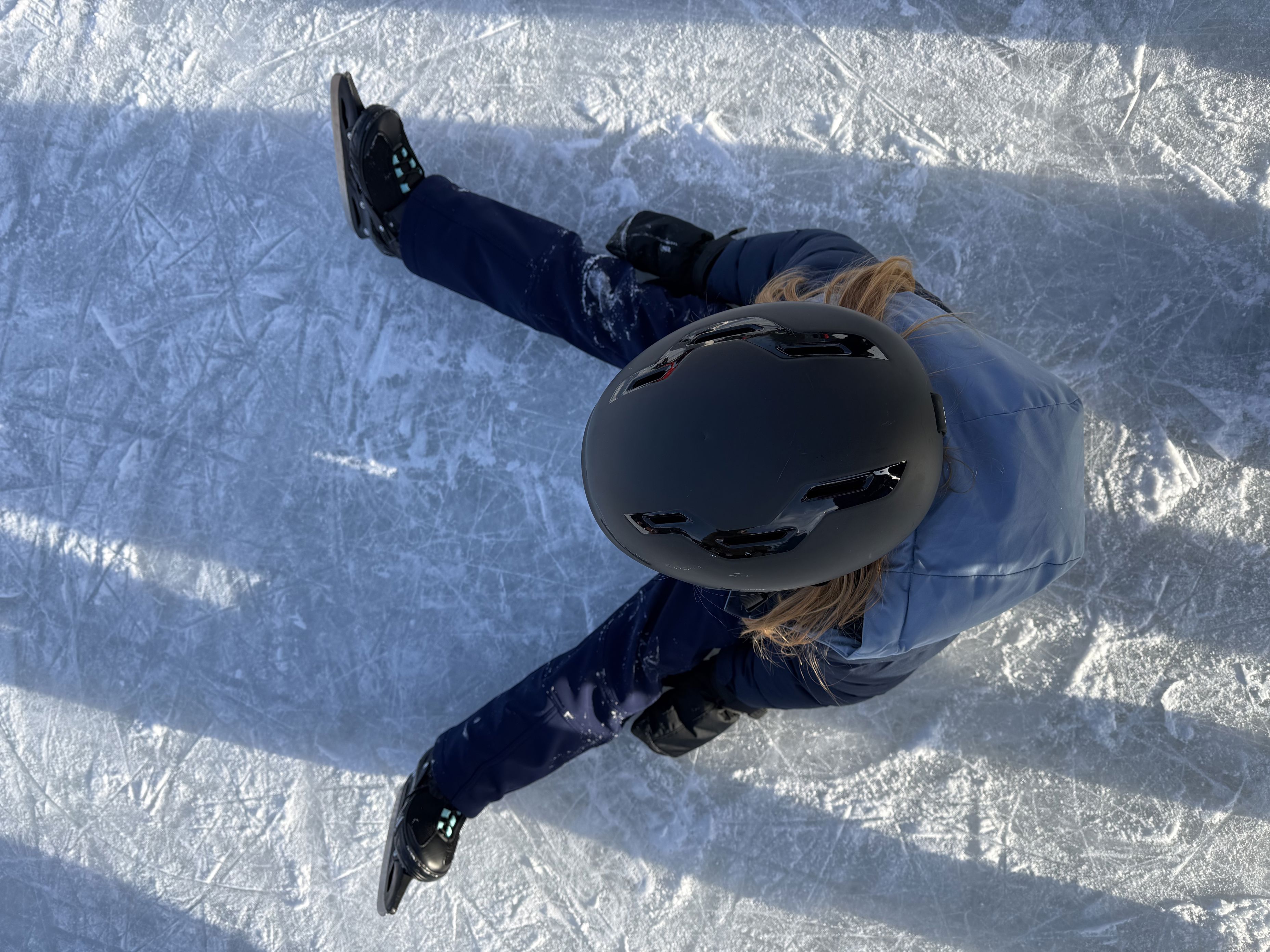 en person som ligger på snøen en person som ligger på snøen