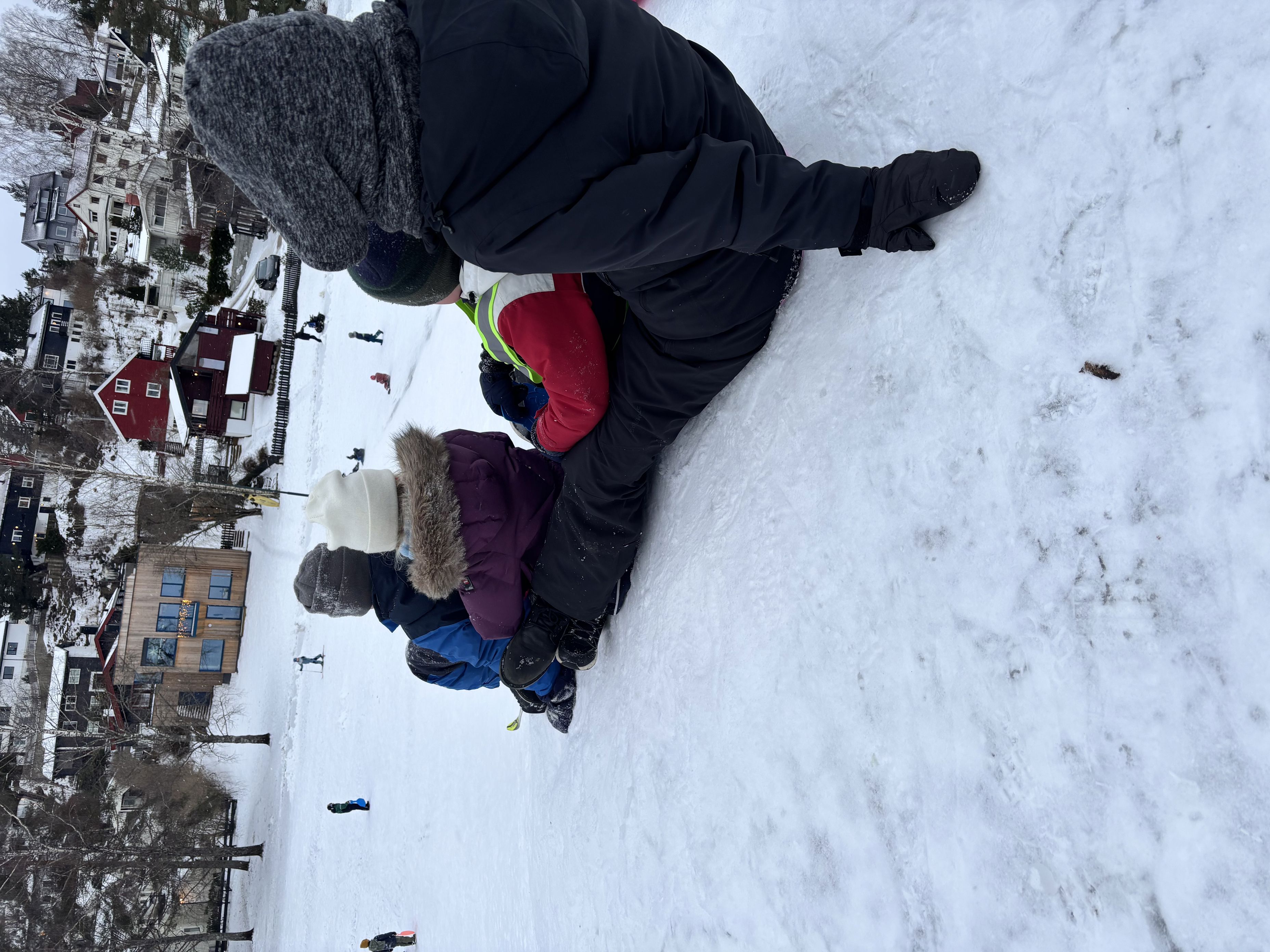 En person og et barn på en snødekt bakke En person og et barn på en snødekt bakke