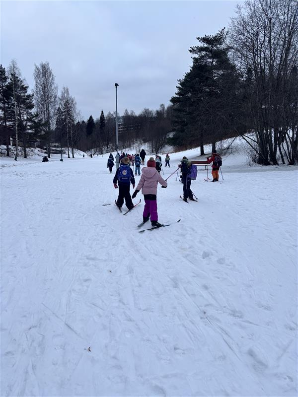 En gruppe mennesker som står på ski