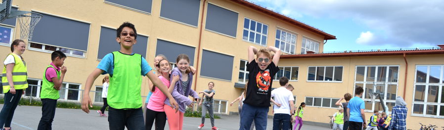 elever i skolegården