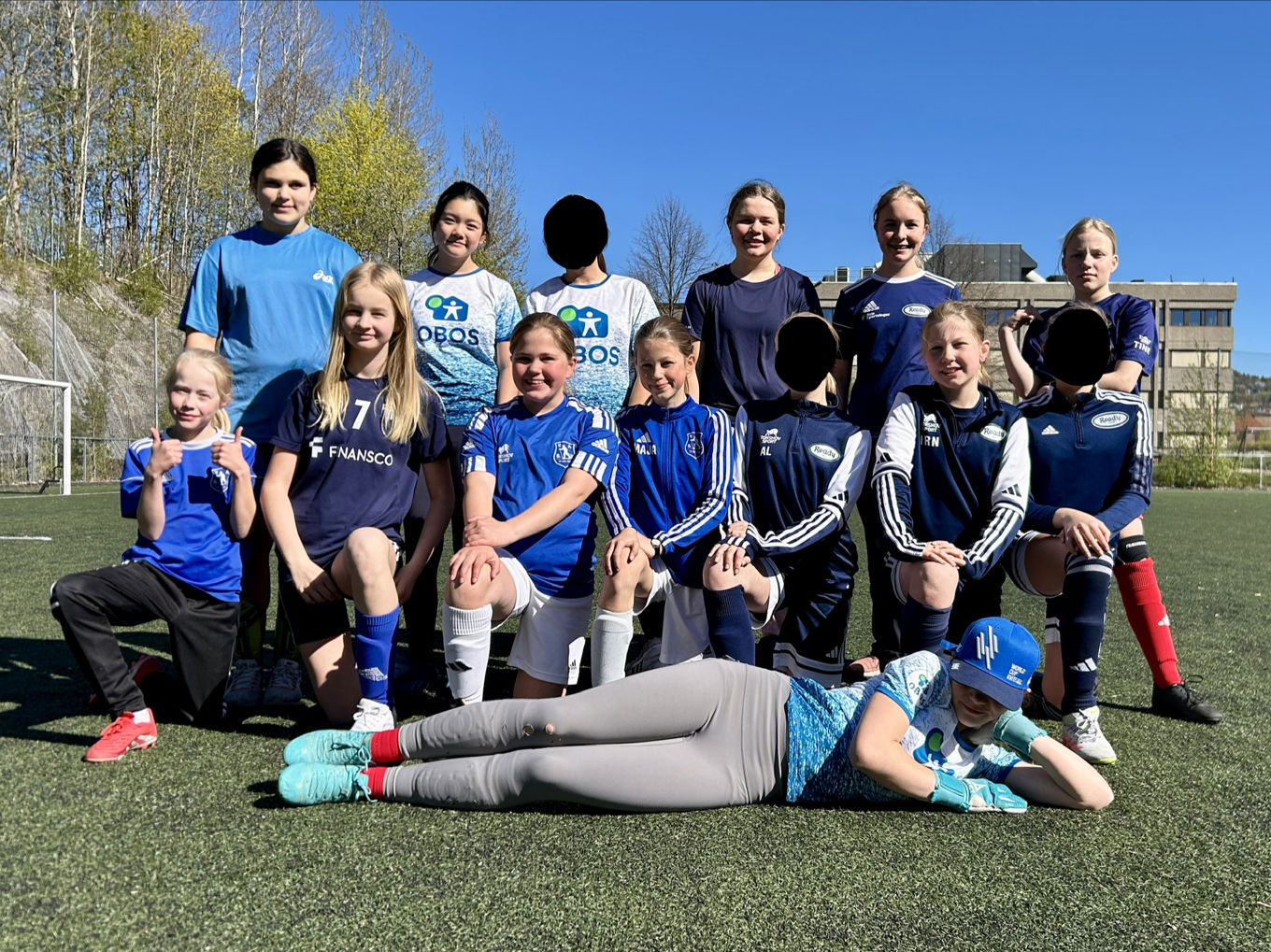 en gruppe mennesker som poserer for et bilde