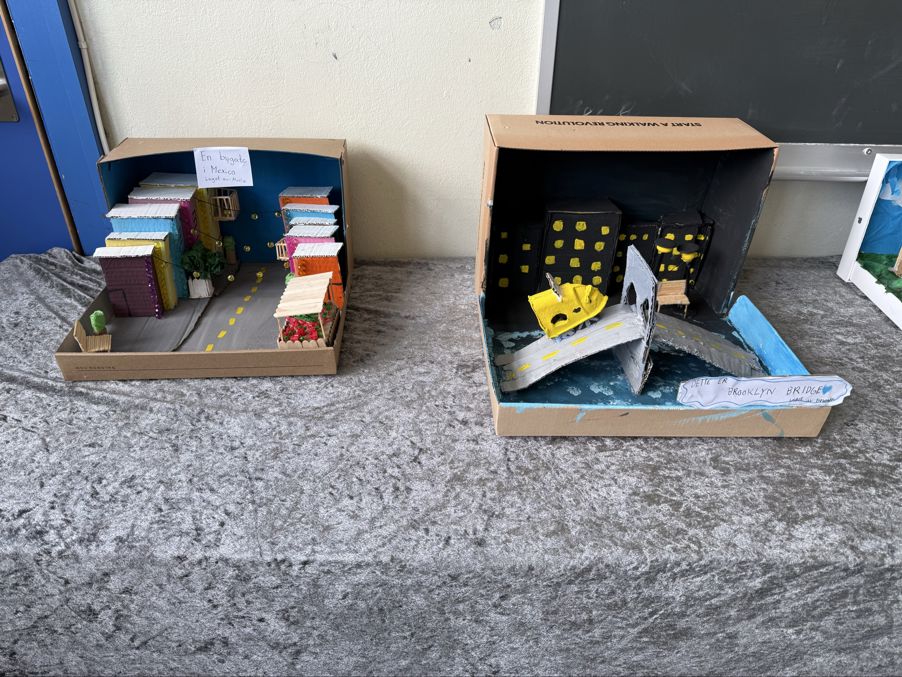 en gruppe trekasser med fargerike gjenstander i