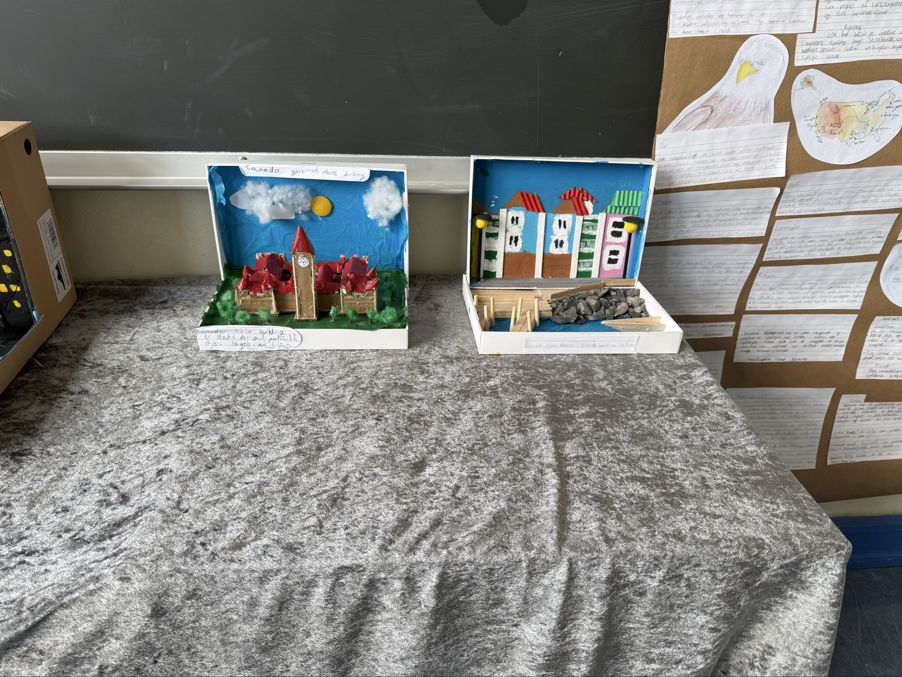 En gruppe bøker på et teppe