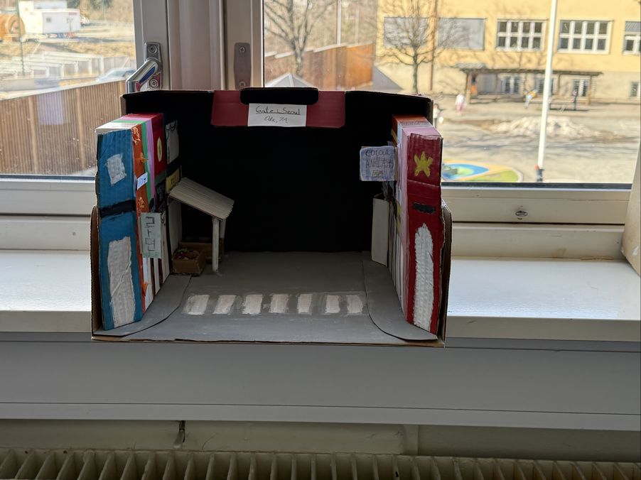 en gruppe kasser på en vinduskarm