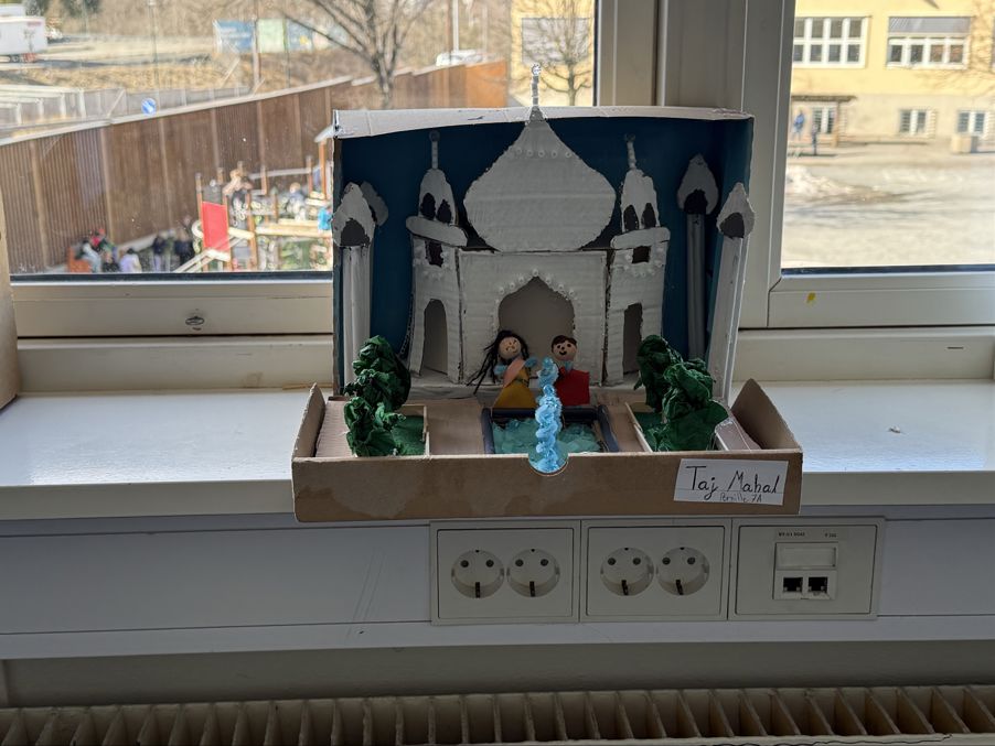 Et lekehus på en vinduskarm