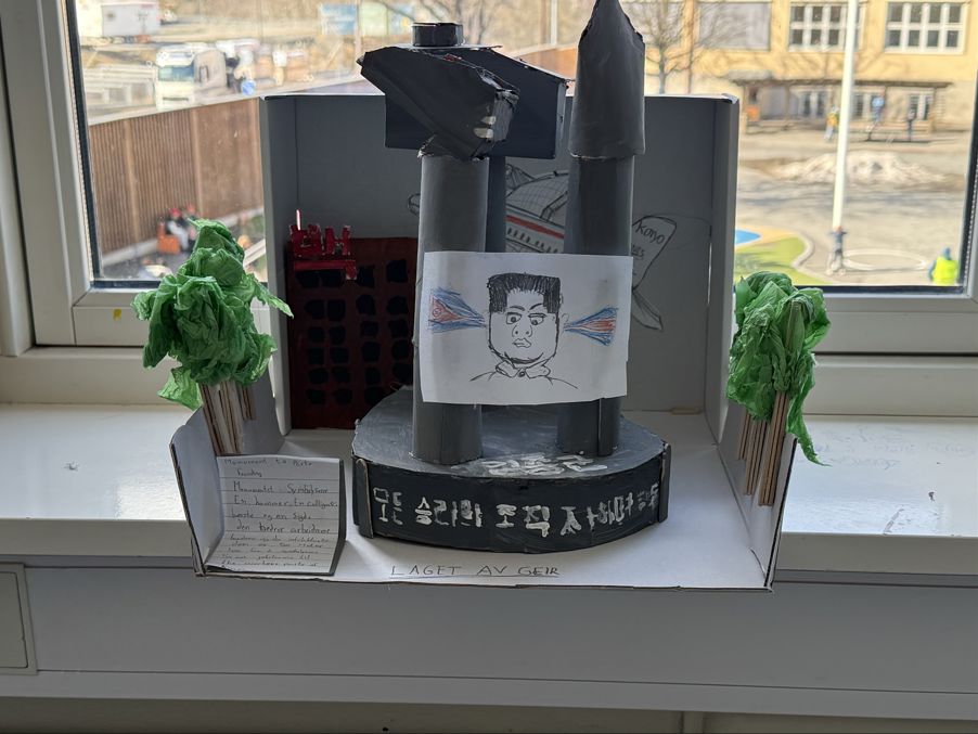 En svart og sølvfarget kaffetrakter