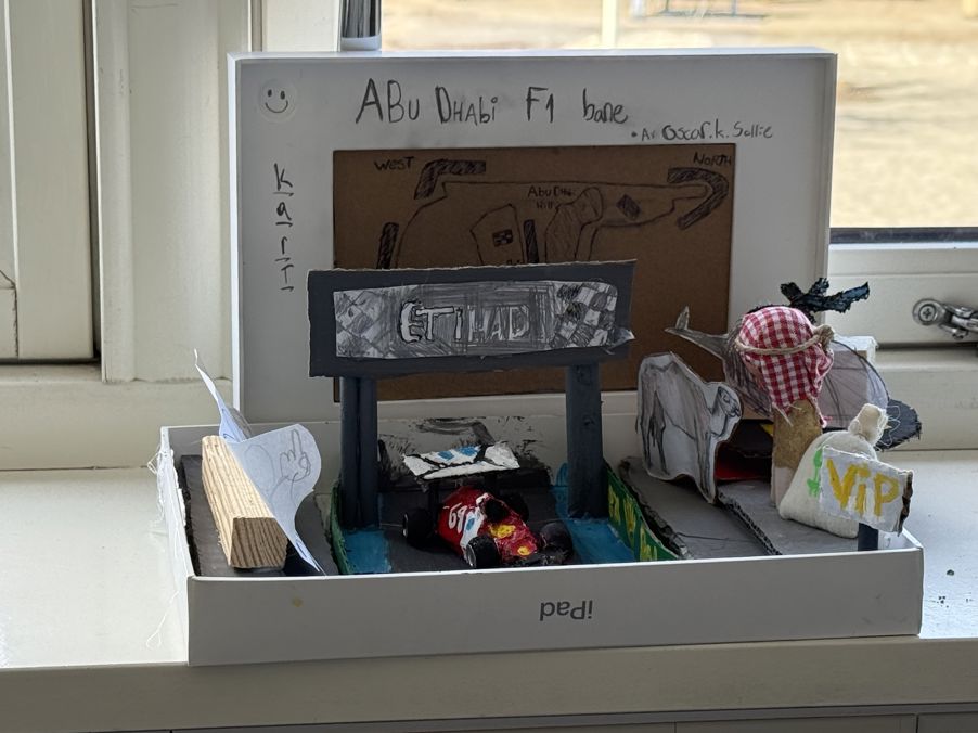 en boks med et skilt på