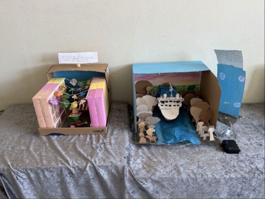 en gruppe bokser på en seng