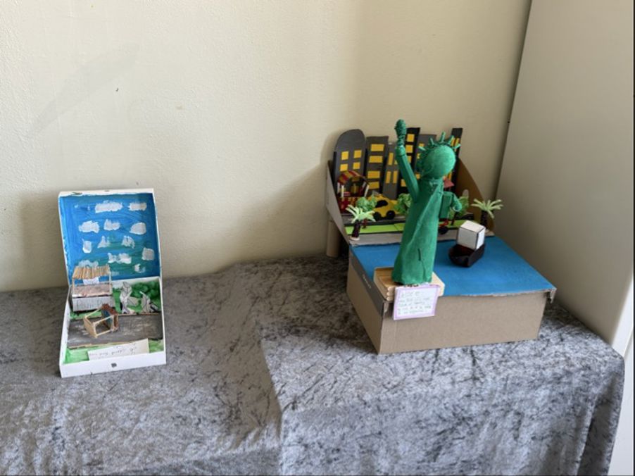 en liten trekasse med en lekefigur på toppen