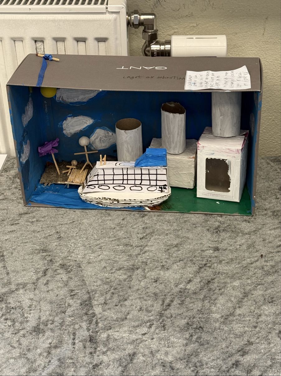 En maskin med noen få trestykker på bakken