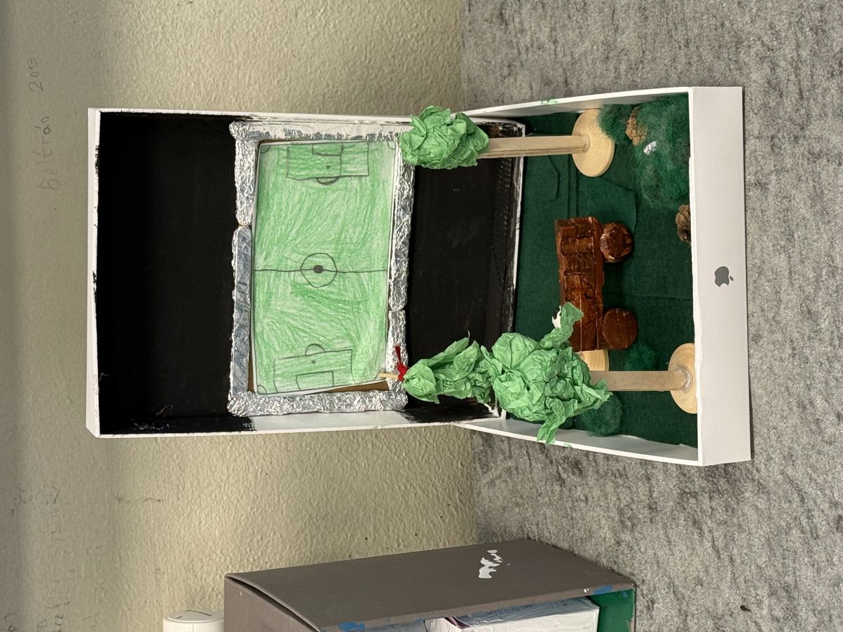 en grønn og hvit boks med en plante inni