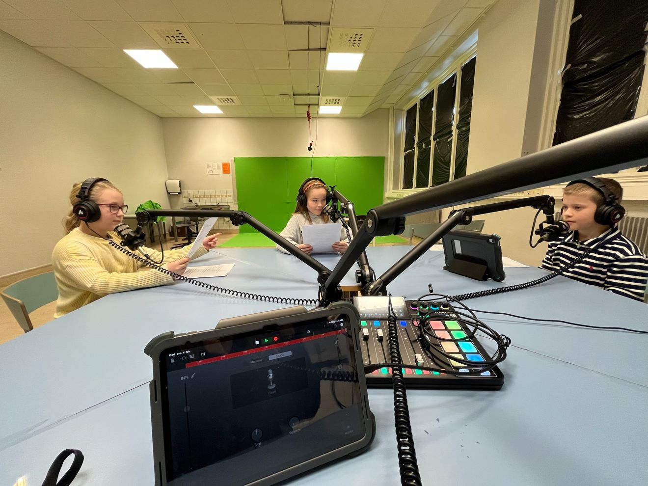 en gruppe mennesker i et rom en gruppe mennesker i et rom